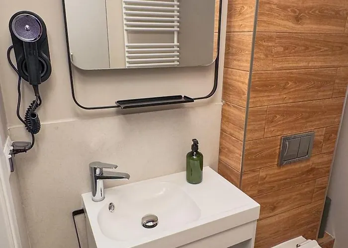 Pink With Balcony - Self Check-in * وارسو